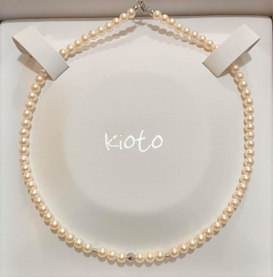 Collana perle, Kioto gioielli, con sfere in oro 750 (18 kt) rigate, oro bianco, cod (COLRIGB/1)